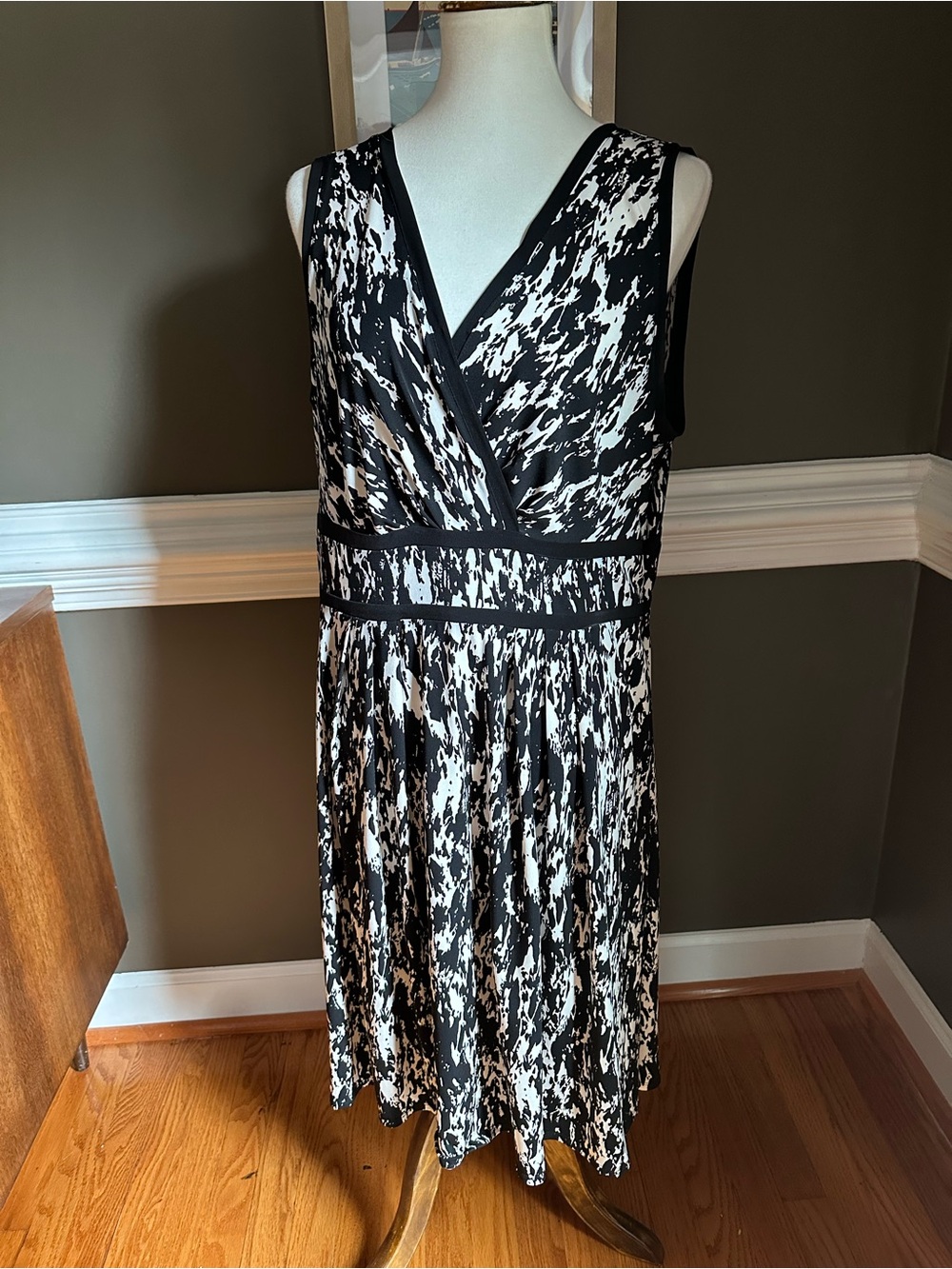 Evan Picone Black and White Abstract Print Midi Dress